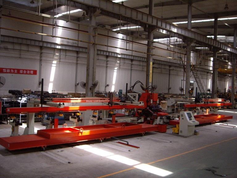 山東拓維機(jī)械制造有限公司，汽車大梁沖，汽車小梁沖，鋼模板沖孔，鋼模板加工設(shè)備，汽車橫梁沖，數(shù)控平板沖孔機(jī)，中厚板數(shù)控沖床，數(shù)控沖鉆復(fù)合機(jī)，汽車縱梁沖，縱梁自動(dòng)化生產(chǎn)線，中厚板沖割復(fù)合機(jī)，平地機(jī)刀片沖鉆生產(chǎn)線